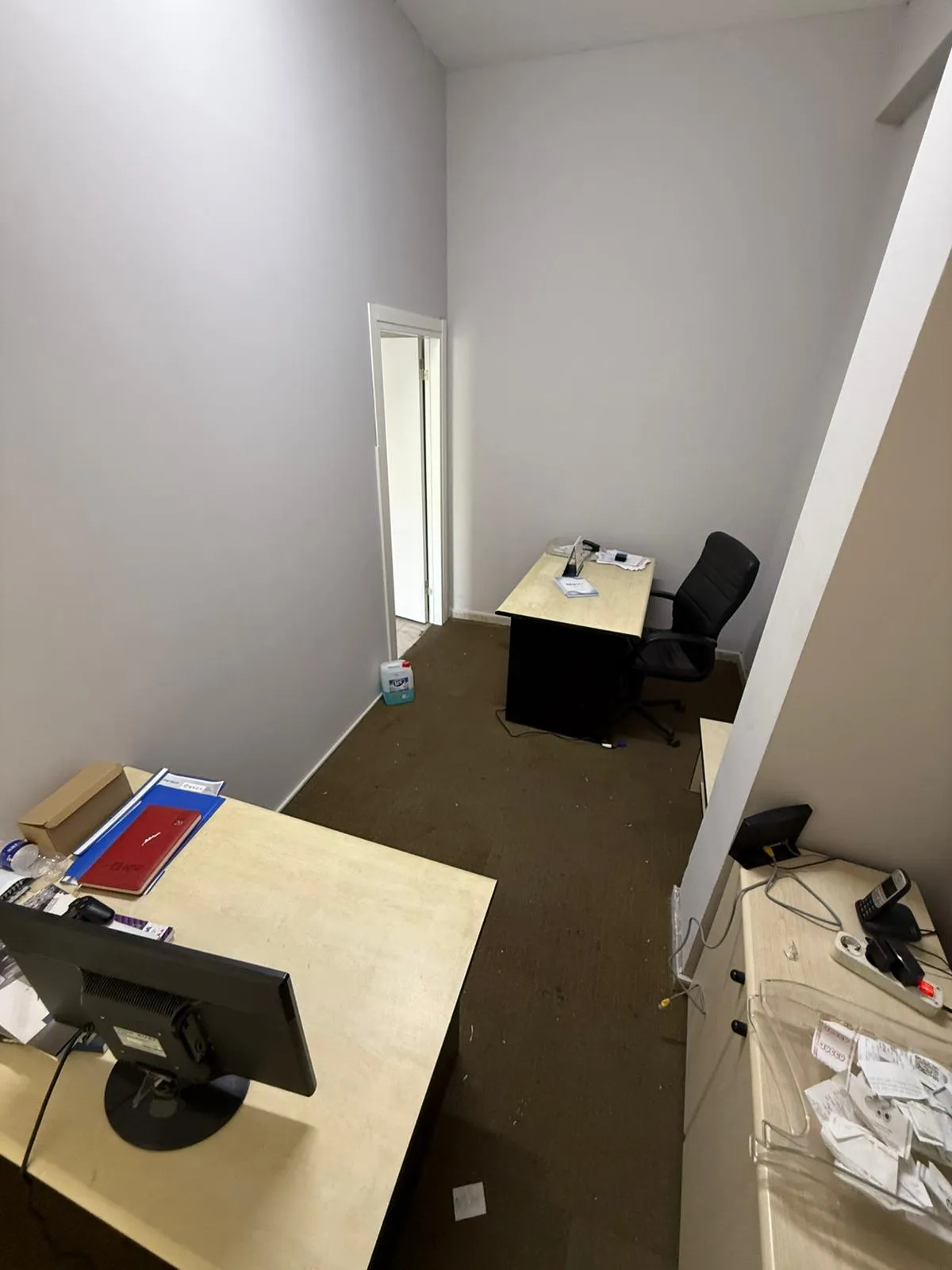 YAKACIK VATANSEVER CADDESİ'NDE SATILIK DÜZ AYAK DEPOLU DÜKKAN